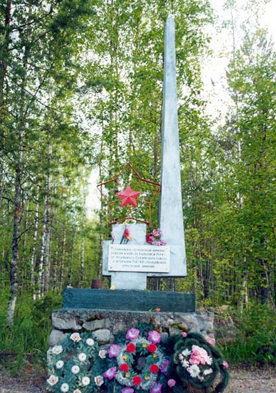 2001. Kollasjärvi. Neuvostoarmeijan 65. kivääridivisioonan sotilaiden muistopatsas
