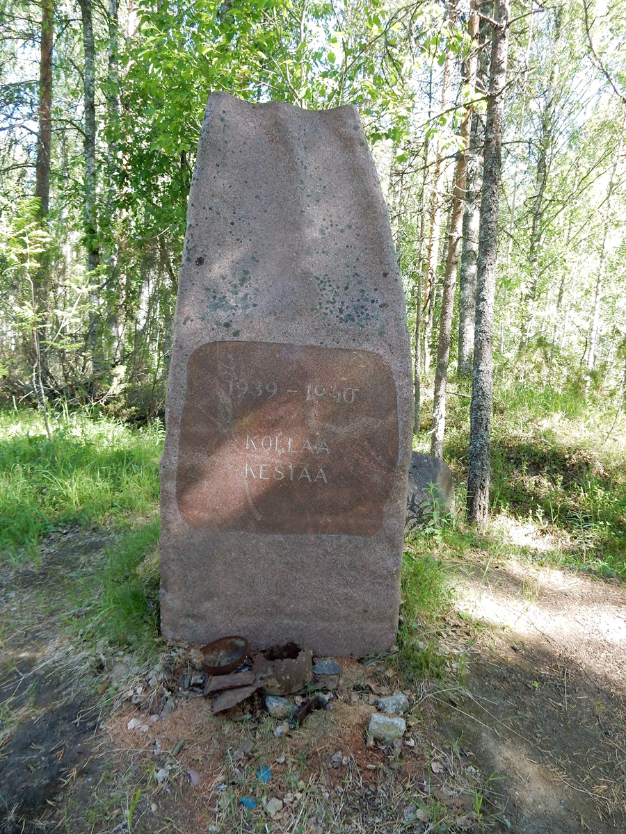 Kesäkuu 2018. Kollasjärvi. Muistopatsas "Kollaa Kestää. 1939-1940"